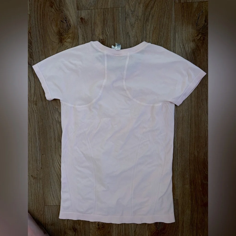 Athleta Light Pink Short Sleeve Workout Tee Stretch Sz Small Great Condition - Picture 2 of 5